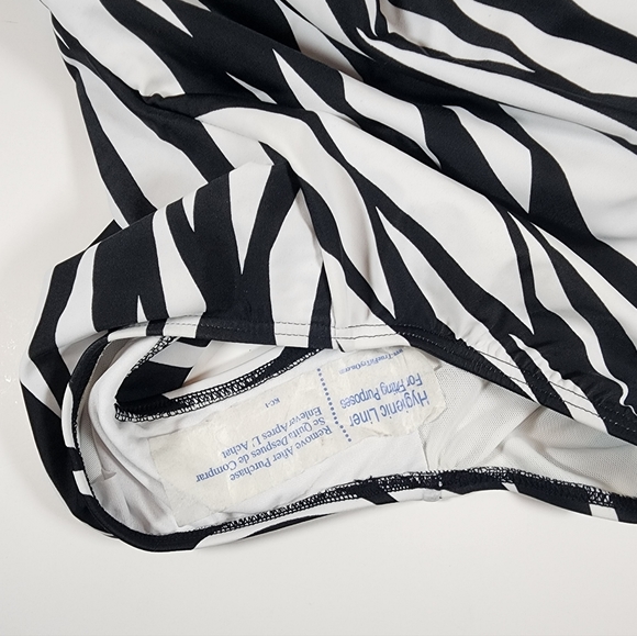 Ruby Rd Beach One Piece Swimsuit Geometric Mesh Tummy Control Vacation - Picture 6 of 7